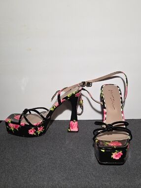 Betsy Johnson Tiky Heel Sandals - 10M Pink on Black